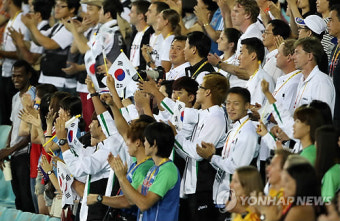 <2011 육상>박수치는 한국대표팀과 관중들