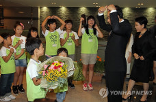 모교 어린이들과 인사하는 이 대통령