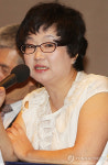 질문에 답하는 이정옥 사무총장