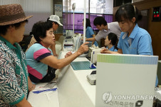 대신 저축은행 영업 개시..춘천지점 북새통