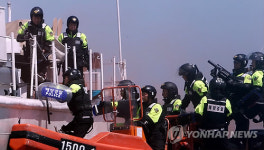 불법 조업어선 단속하는 해경