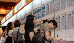 게시판 앞 사람들