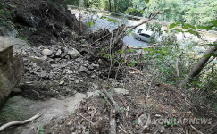 춘천 수해 한달 이후..아슬한 도로변