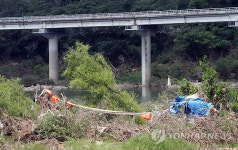 한달 넘게 방치된 흉물스런 북한강변