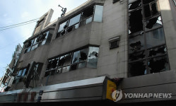 수원서 모텔에 불...1명 사망 11명 부상(종합)
