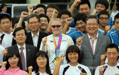 샐리 피어슨 대구체고 학생들과 파이팅