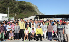 가거도 주민들과 기념촬영하는 김총리