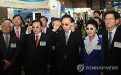 입체안경 쓴 이 대통령