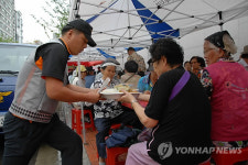 부천소방서구내식당운영위원회 | 배식봉사하는 소방대원들