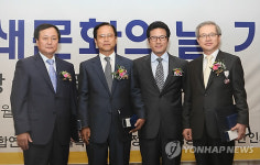 수상자들과 기념촬영하는 정병국 장관