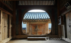 팔만대장경 보관된 수다라전 입구 연화문