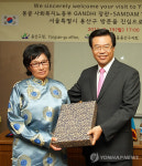 선물받는 삼당 채랭한드 씨