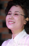 신곡 열창하는 가수 심수봉