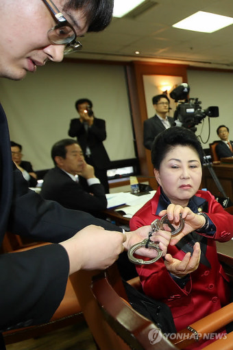 <2011 국감> 시장에서 판매되는 경찰 수갑