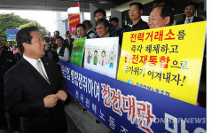 <2011 국감> 노조원과 얘기하는 이화수 의원