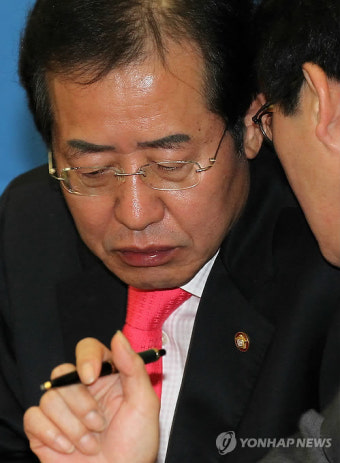 홍준표, 유승민과 귀엣말
