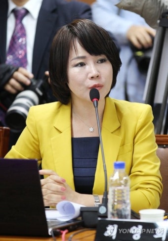 <2011 국감> 자료제출 요구하는 전현희 의원