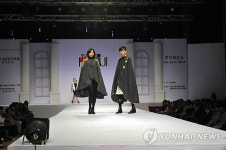 원주 한지패션쇼, 생활의상 선보여