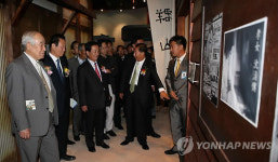 군산근대역사박물관 관람하는 시민