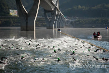 인제 38대교 소양강 건너는 철인들