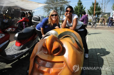 탈춤축제장 찾은 외국인 관광객들