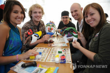 탈춤축제장 찾은 외국인 관광객들