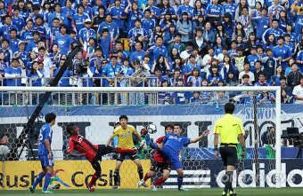 만원 관중 속 프로축구 서울-수원의 빅뱅