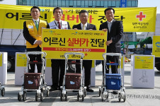 어르신의 튼튼한 발..실버카 전달