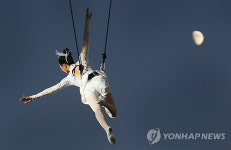 달로 날아가는 꿈의 소녀