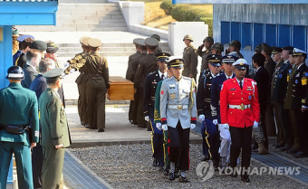 송환되는 북한군 유해