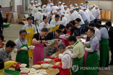 부산교도소, 재소자들에 자장면·문화공연 선물