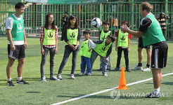 외국인과 함께 영어로 축구 배우기