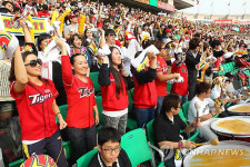 <2011 준PO> 신난 KIA 팬들