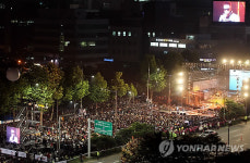 비 내리는 영동대로를 가득 메우다