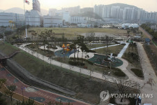 부산 감천발전소 담벼락 허물고 주민공원 변신
