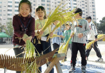 탈곡체험하는 어린이들
