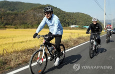 맹형규 장관 새재 자전거길 점검