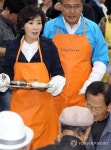서울노인복지센터 찾은 나경원 후보