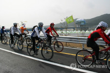 낙동강 구미보 개방..8개 보 가운데 처음