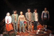 <공연리뷰> 연극 방바닥 긁는 남자