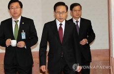 입장하는 李대통령