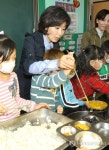 배식 돕는 나경원 후보