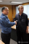 악수하는 한진중공업 사장-금속노조 위원장