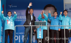 충주 수안보 찾은 정몽준 한나라당 전 대표