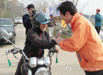 시민과 인사하는 무소속 한창희 후보