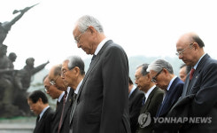 현충원 참배하는 국가원로 33인