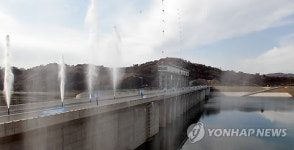 축하 물줄기 뿜는 군남 홍수조절지