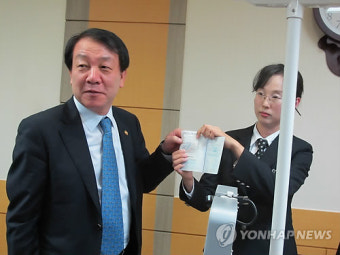 자동출입국심사 준비중인 권재진 법무장관