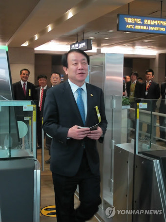 자동출입국심사를 받고있는 권재진 법무장관