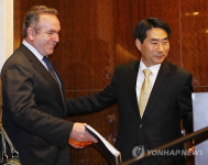 동아무지개1차관리사무소앞 | 한국 방문한 캠벨 미 국무부 동아태차관보